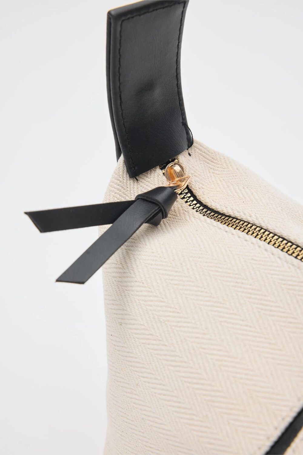 Leo Canvas Black