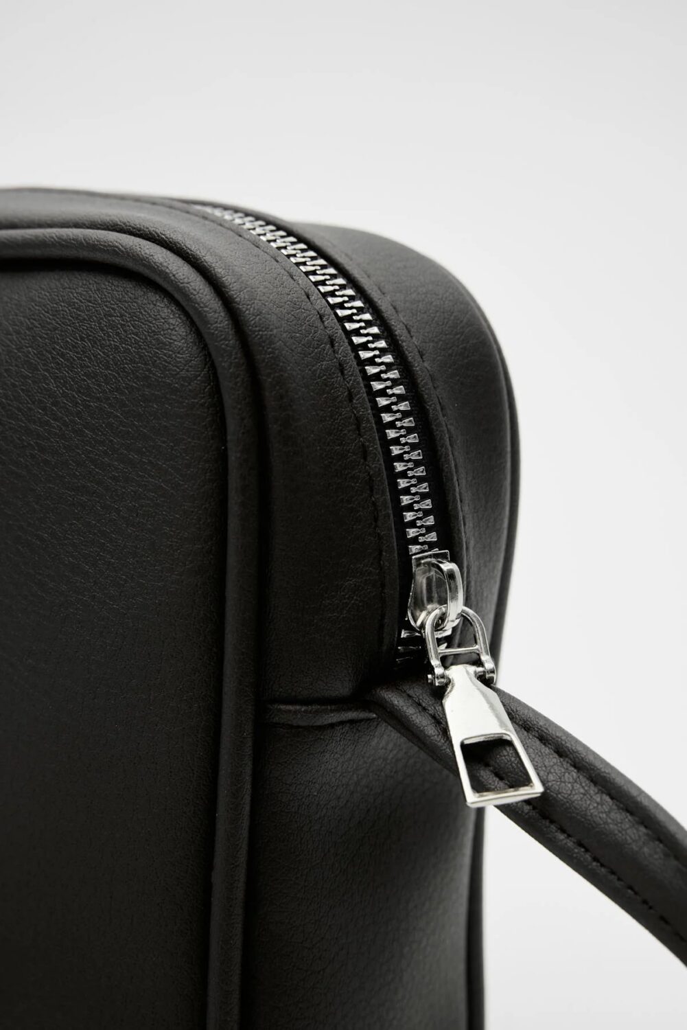 Masha Cross Black