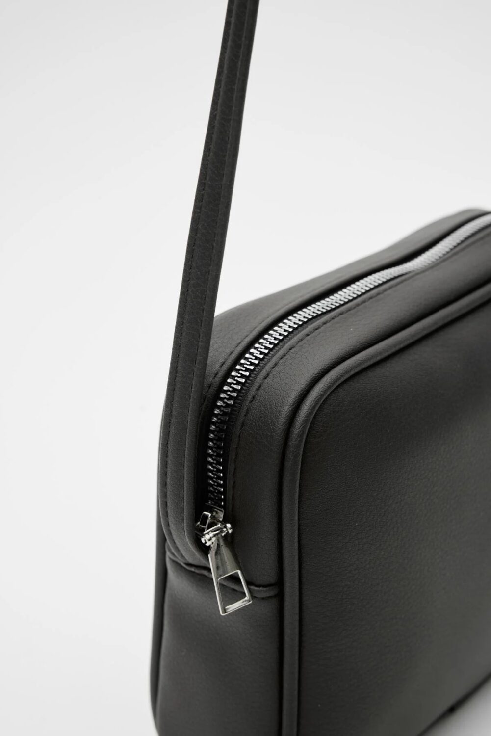 Masha Cross Black