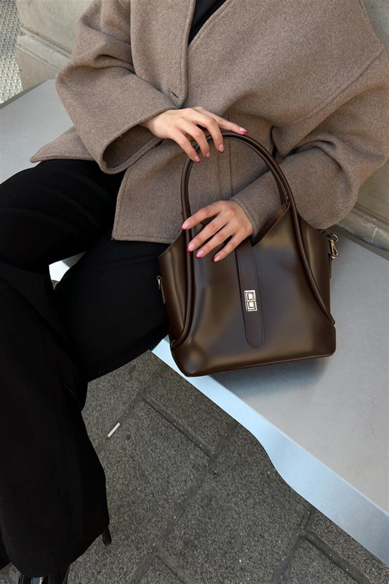Cindy Brown + Purse - Image 4