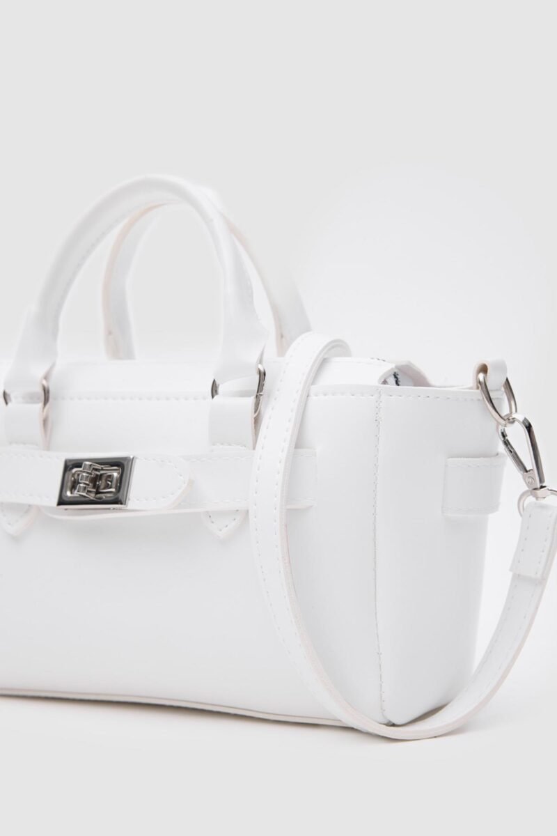 Amelia White - Image 4