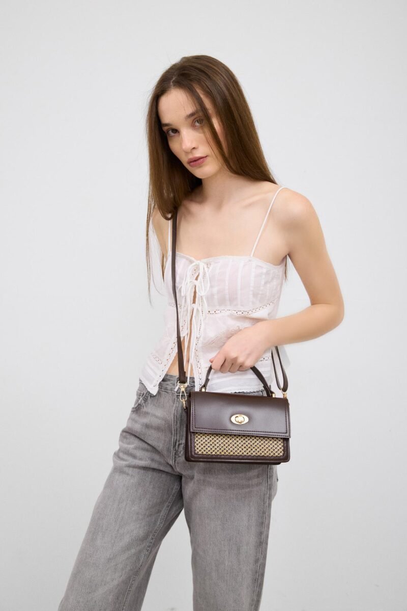 Eva Brown - Image 7